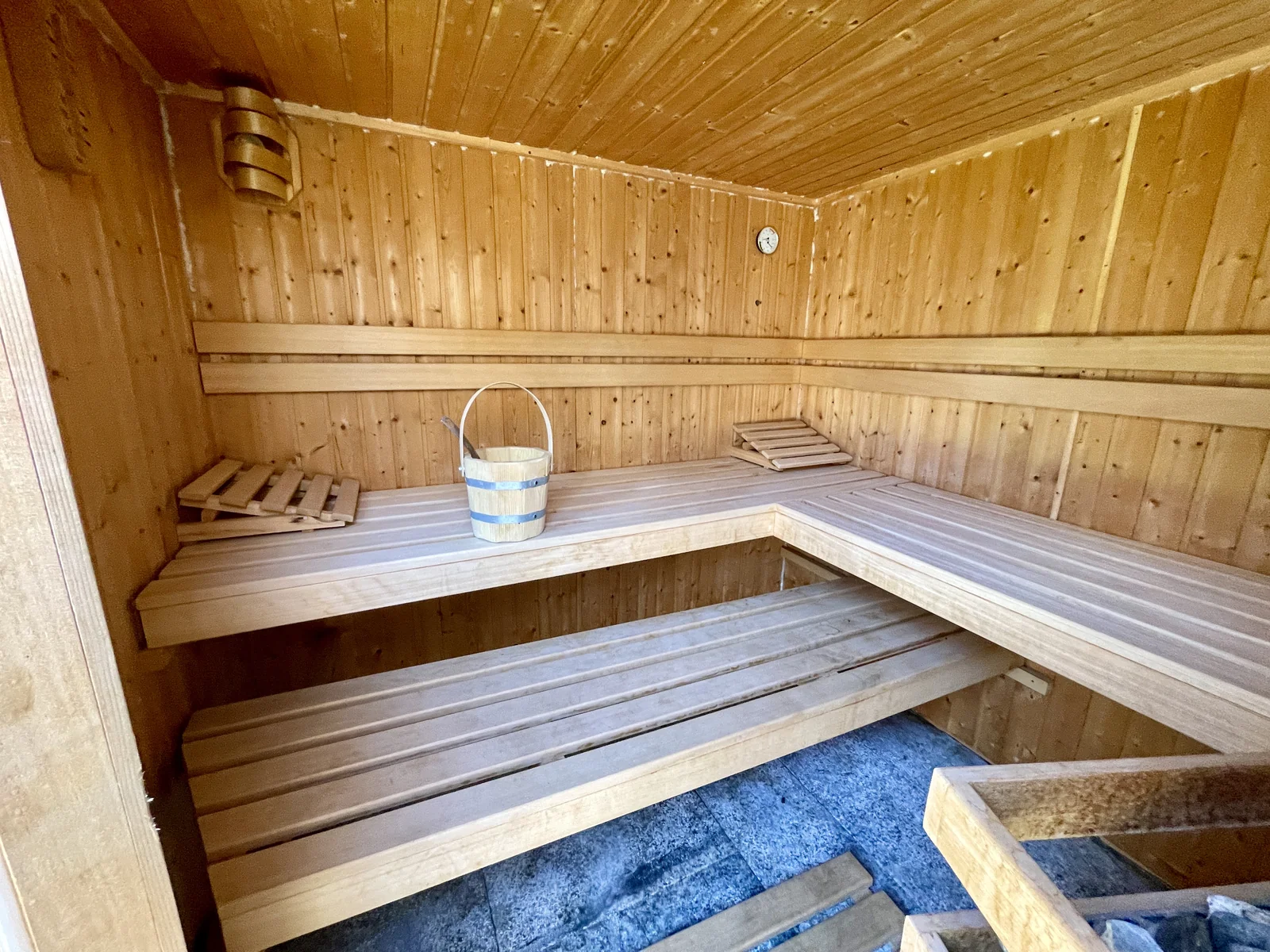 Dřevěný interiér soukromé sauny